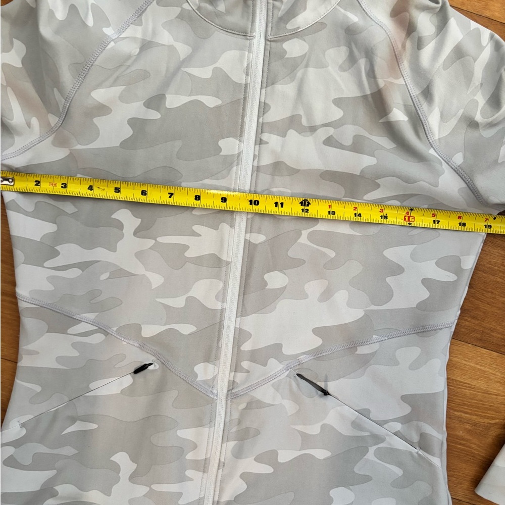 LOLË Women's Light Gray and White Camo Jacket - Picture 3 of 9